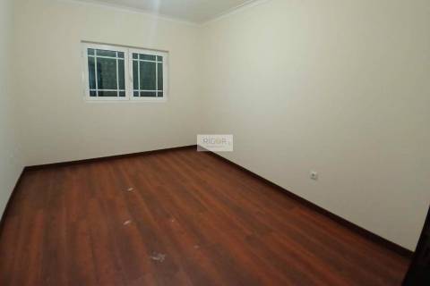 Moradia T3 de 4 frentes remodelada situada em Várzea, Amarante.