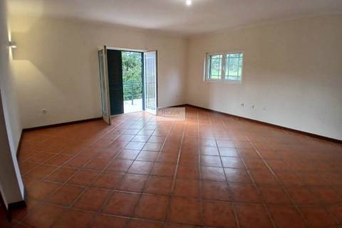 Moradia T3 de 4 frentes remodelada situada em Várzea, Amarante.