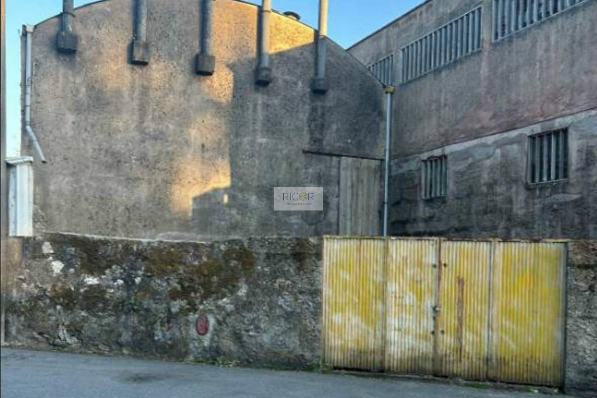 Prédio devoluto usado para indústria com destino a habitação e comércio