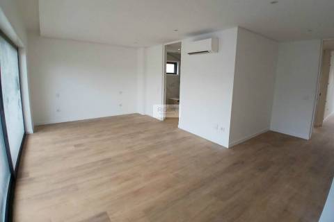 Moradia T3 de 3 frentes e jardim nova no centro da Maia