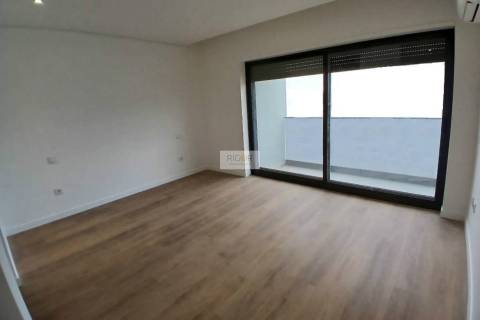 Moradia T3 de 3 frentes e jardim nova no centro da Maia