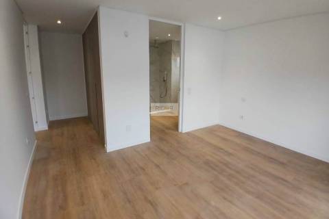 Moradia T3 de 3 frentes e jardim nova no centro da Maia