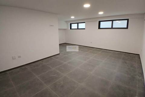 Moradia T3 de 3 frentes e jardim nova no centro da Maia