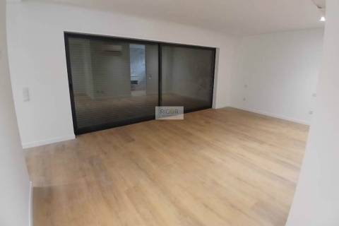Moradia T3 de 3 frentes e jardim nova no centro da Maia
