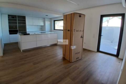 Moradia T3 de 3 frentes e jardim nova no centro da Maia
