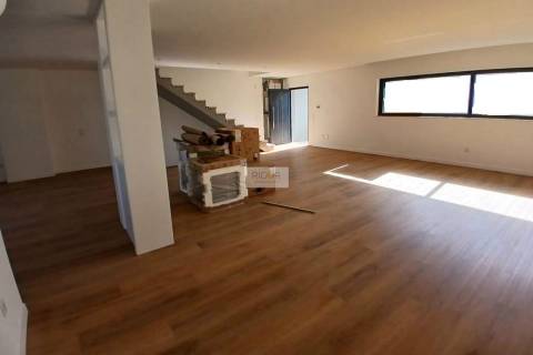 Moradia T3 de 3 frentes e jardim nova no centro da Maia