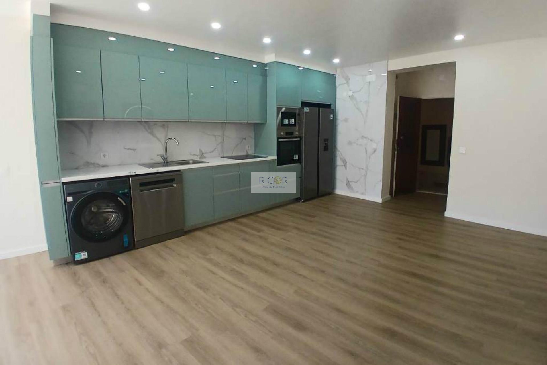 Apartamento T1+1 totalmente remodelado junto à praia nas Caxinas