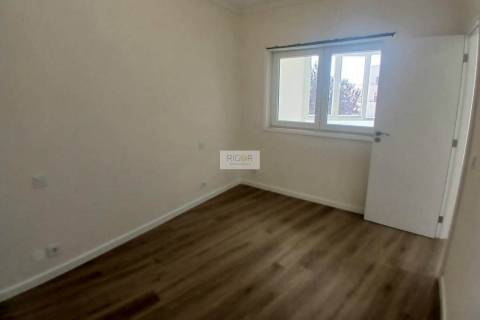 Apartamento T1+1 totalmente remodelado junto à praia nas Caxinas