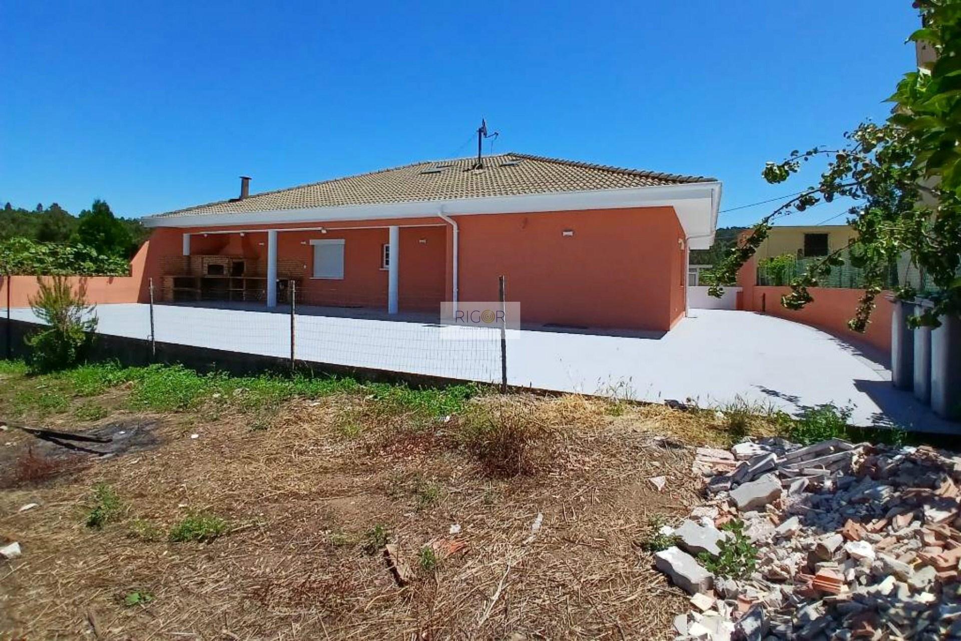 Moradia térrea de 4 frentes inserida em terreno de 1020m2