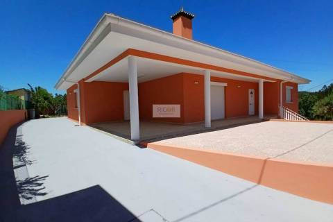 Moradia térrea de 4 frentes inserida em terreno de 1020m2
