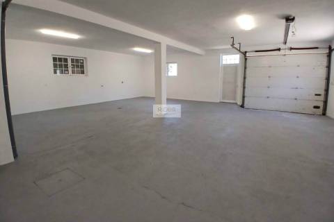 Moradia térrea de 4 frentes inserida em terreno de 1020m2