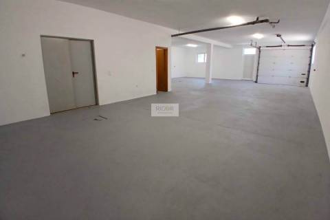 Moradia térrea de 4 frentes inserida em terreno de 1020m2