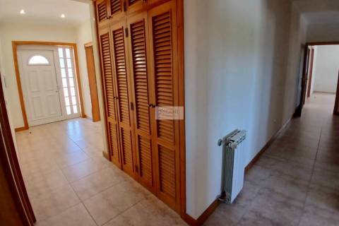 Moradia térrea de 4 frentes inserida em terreno de 1020m2