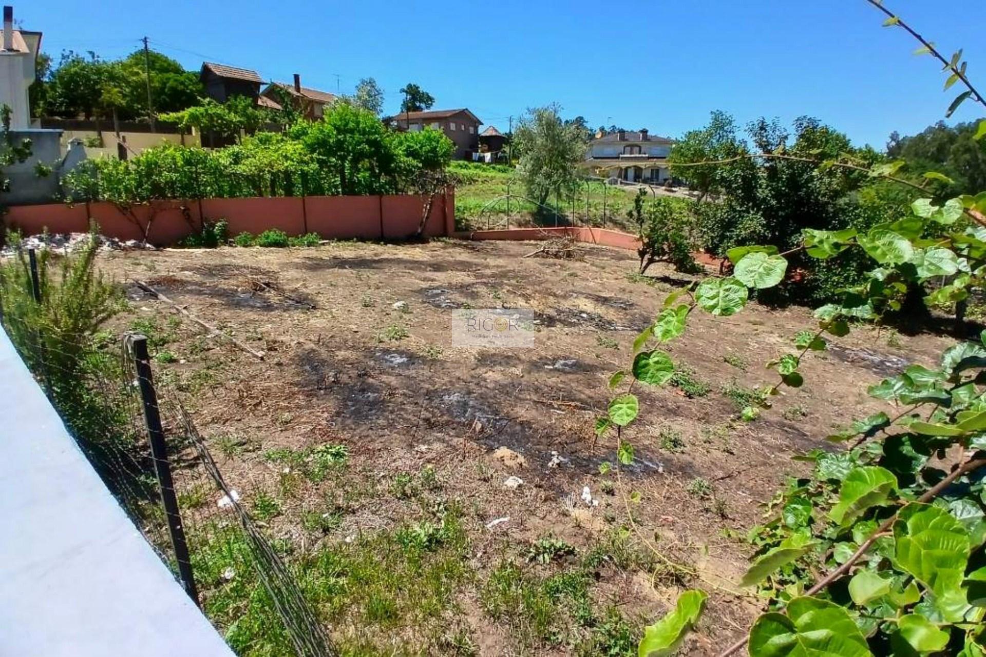 Moradia térrea de 4 frentes inserida em terreno de 1020m2