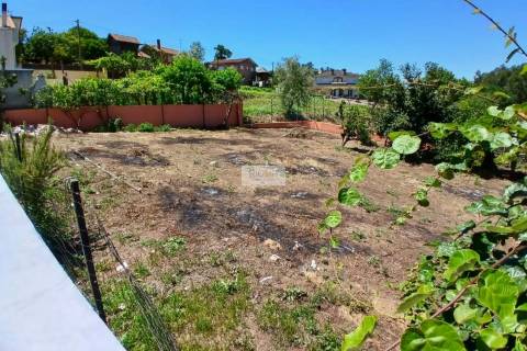 Moradia térrea de 4 frentes inserida em terreno de 1020m2