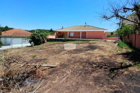 Moradia térrea de 4 frentes inserida em terreno de 1020m2