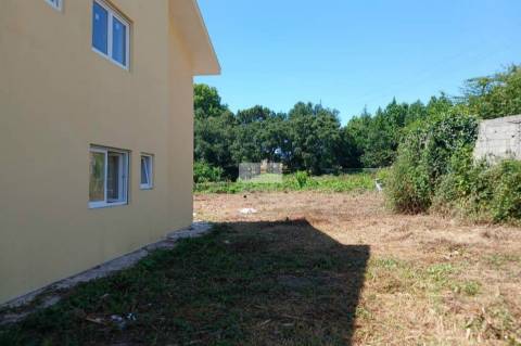 Moradia de 4 frentes de rés do chão e 1º andar inserida em terreno de 2860m2