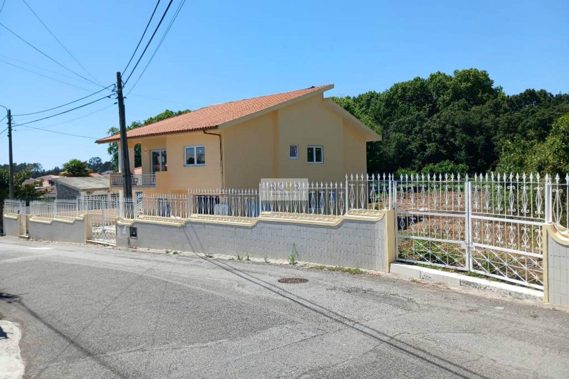 Moradia de 4 frentes de rés do chão e 1º andar inserida em terreno de 2860m2