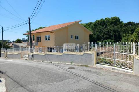 Moradia de 4 frentes de rés do chão e 1º andar inserida em terreno de 2860m2