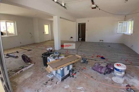 Moradia de 4 frentes de rés do chão e 1º andar inserida em terreno de 2860m2