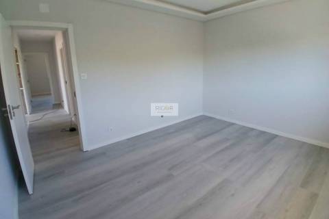 Moradia de 4 frentes de rés do chão e 1º andar inserida em terreno de 2860m2