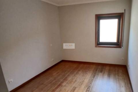Apartamento T2 com 2 terraços e garagem em Macieira da Maia