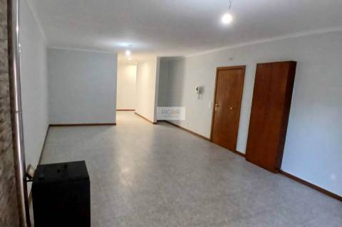 Apartamento T2 com 2 terraços e garagem em Macieira da Maia