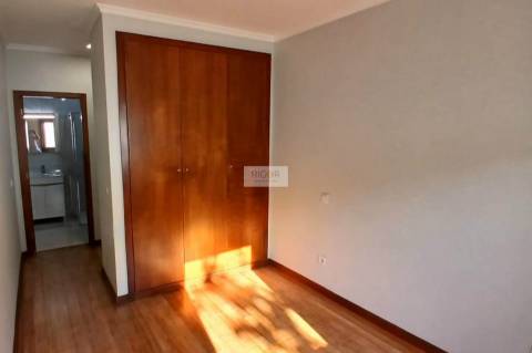 Apartamento T2 com 2 terraços e garagem em Macieira da Maia