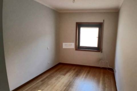 Apartamento T2 com 2 terraços e garagem em Macieira da Maia