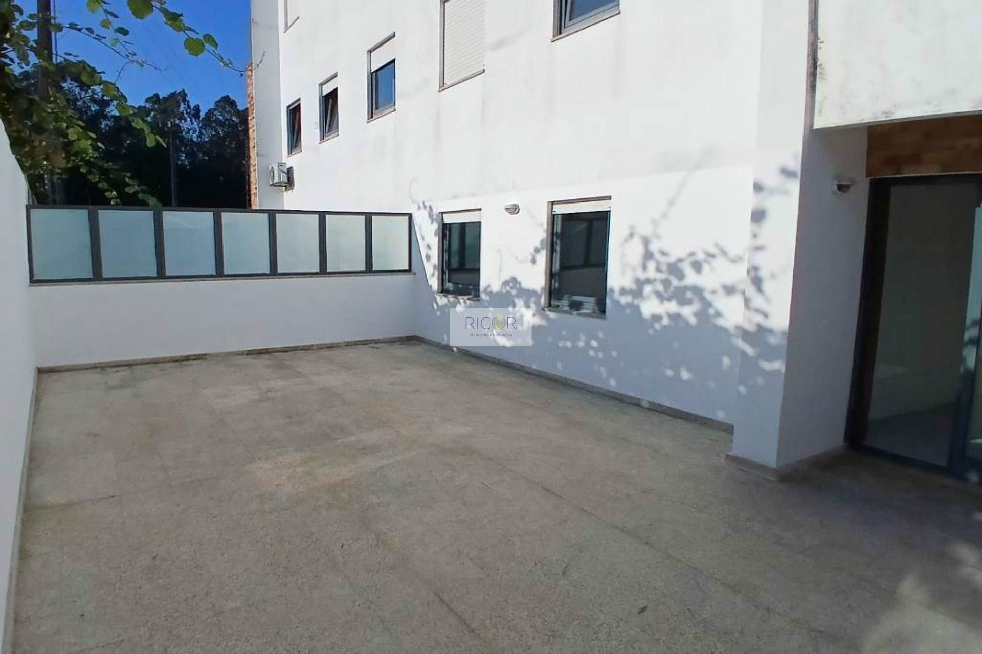 Apartamento T2 com 2 terraços e garagem em Macieira da Maia