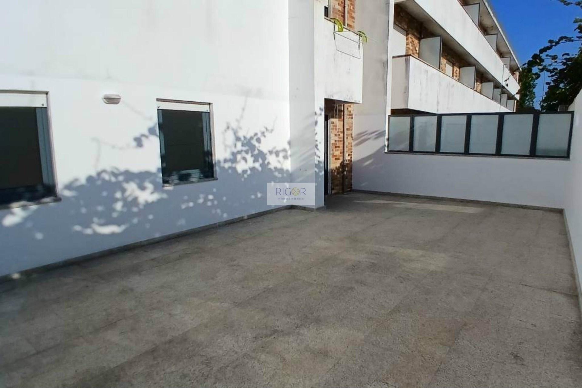 Apartamento T2 com 2 terraços e garagem em Macieira da Maia