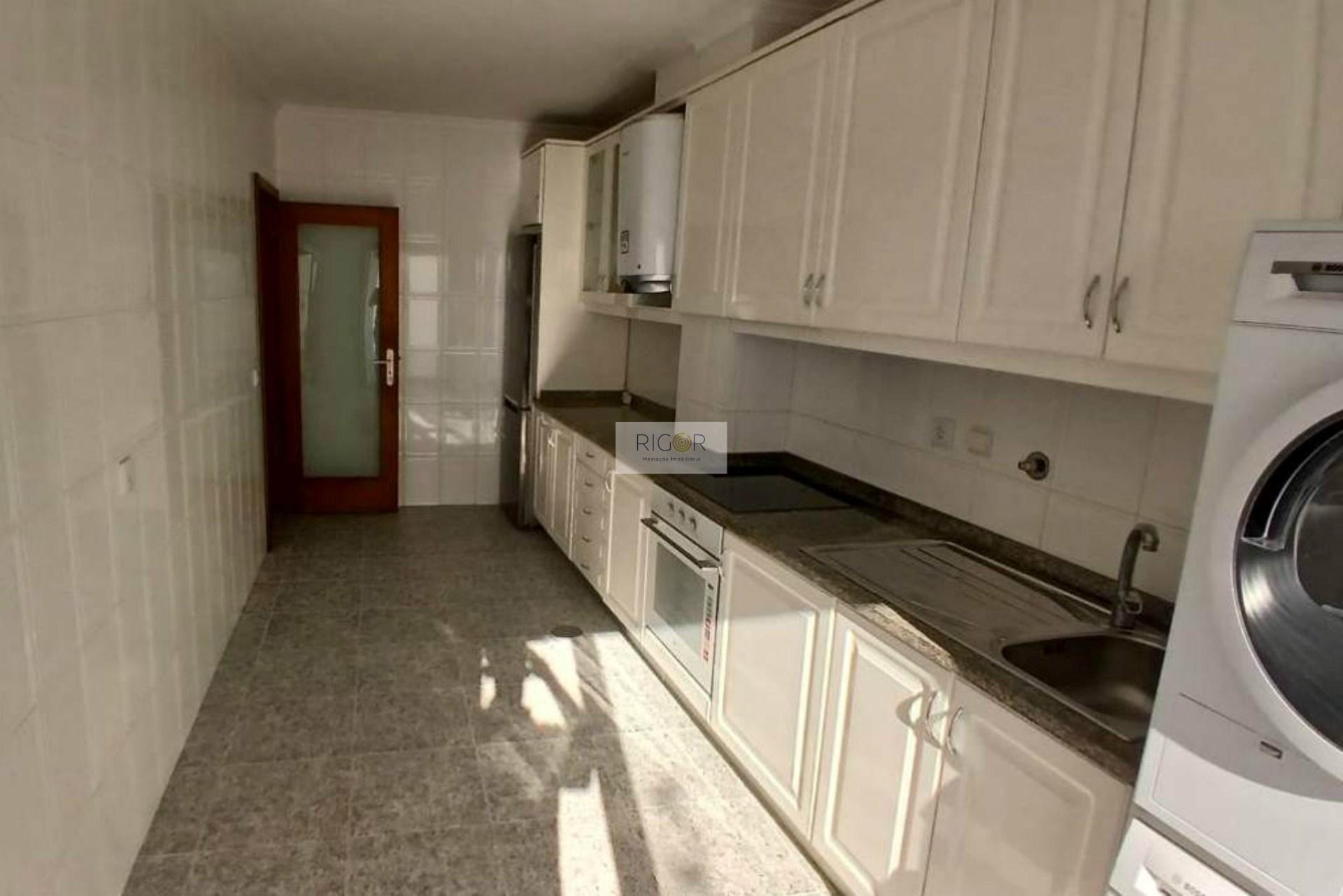 Apartamento T2 com 2 terraços e garagem em Macieira da Maia