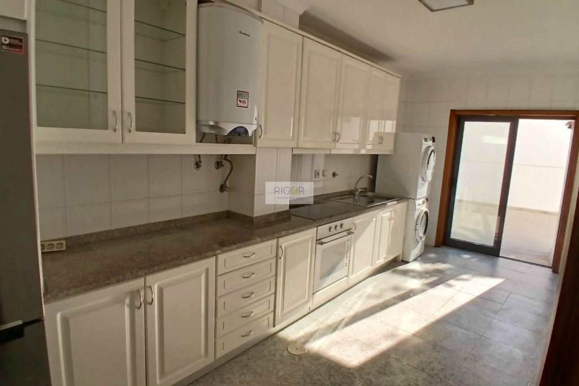 Apartamento T2 com 2 terraços e garagem em Macieira da Maia