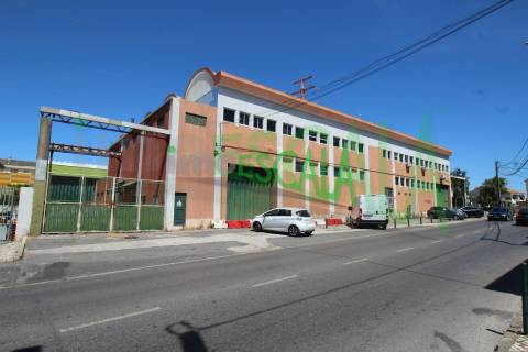 Armazém industrial no concelho de Loures
