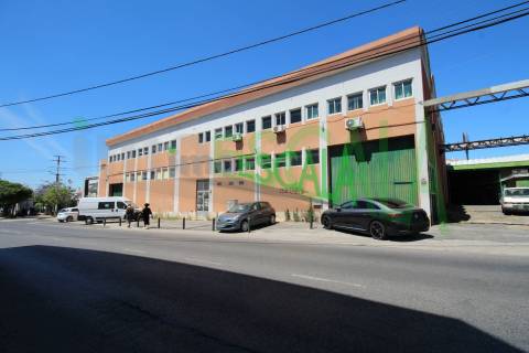 Armazém industrial no concelho de Loures