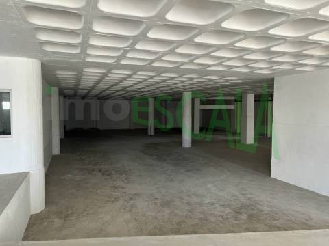 Armazém de grande dimensão no Prior Velho