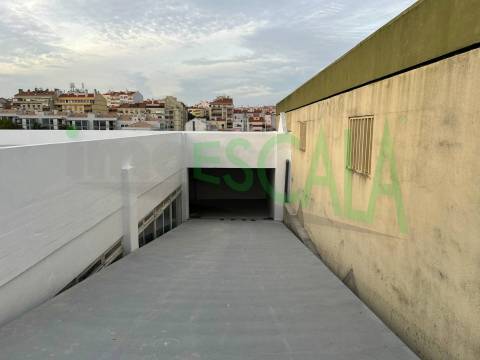 Armazém de grande dimensão no Prior Velho