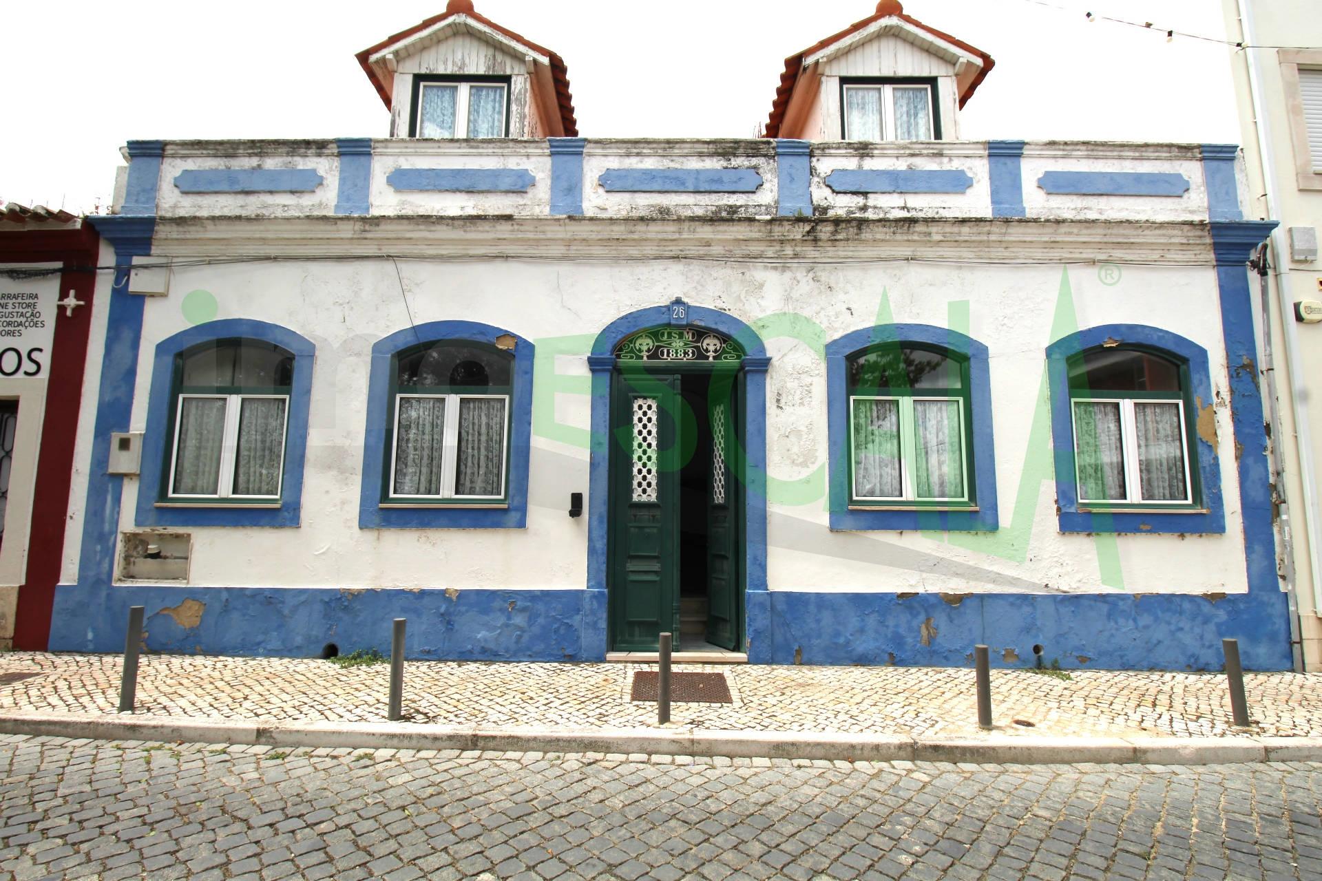 Moradia Rústica Bicentenária de Charme com 2 Pisos junto à Estação Ferroviária da Azambuja