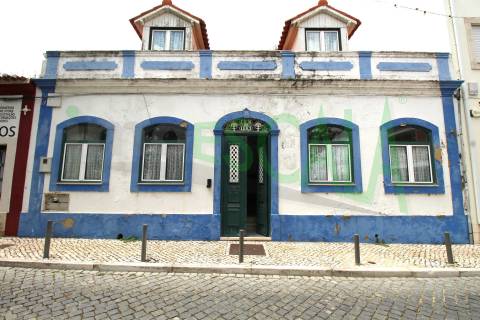 Moradia Rústica Bicentenária de Charme com 2 Pisos junto à Estação Ferroviária da Azambuja