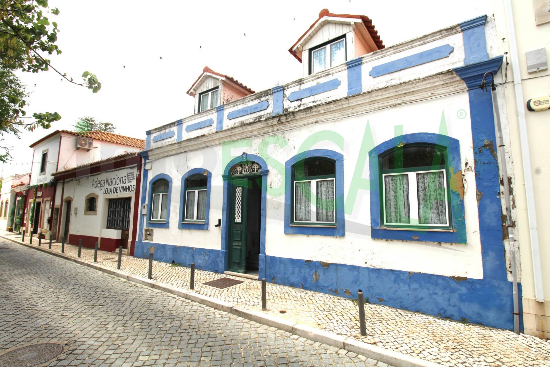 Moradia Rústica Bicentenária de Charme com 2 Pisos junto à Estação Ferroviária da Azambuja