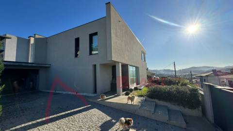 Moradia Isolada T4 com Piscina para venda em Braga