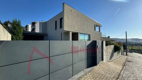 Moradia Isolada T4 com Piscina para venda em Braga