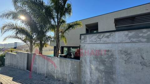 Moradia Isolada T4 com Piscina para venda em Braga