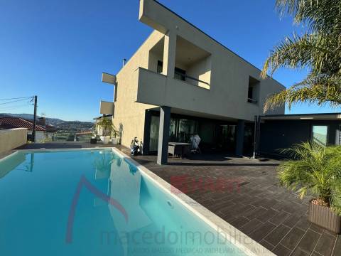 Moradia Isolada T4 com Piscina para venda em Braga