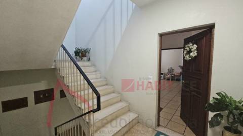Apartamento T3 com 3 frentes, varandas e garagem fechada – Amares