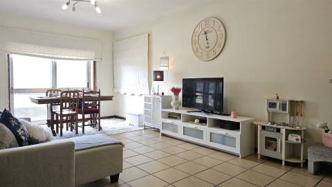 Apartamento T3 com 3 frentes, varandas e garagem fechada – Amares