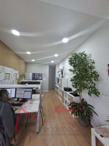 Escritório luminoso e funcional para arrendamento em Braga