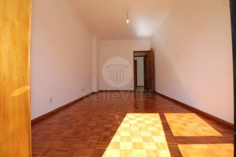 Apartamento T1+1, para arrendamento, com cozinha equipada, Maximinos