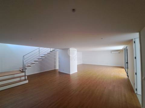 Moradia de gaveto em Palmeira, Braga