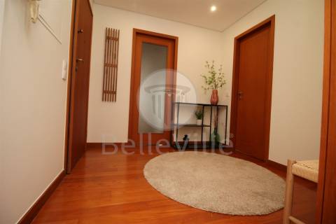 Apartamento T2, parcialmente mobilado, Lamaçães